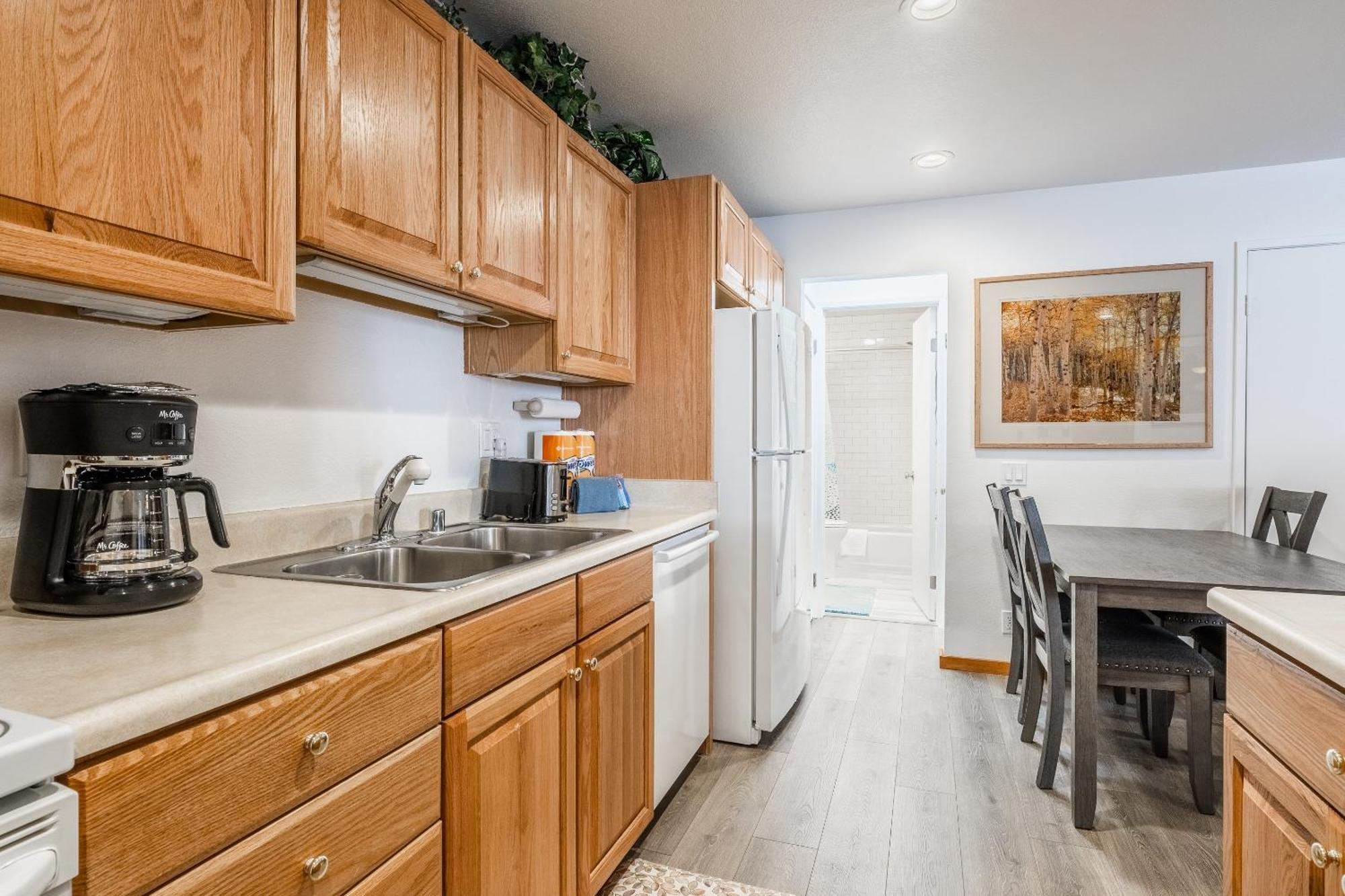 Hidden Valley Village #103 Nicely Updated 1 Bedroom 1 Bathroom Condo Short 10 Min Walk From Village Мамът Лейкс Стая снимка